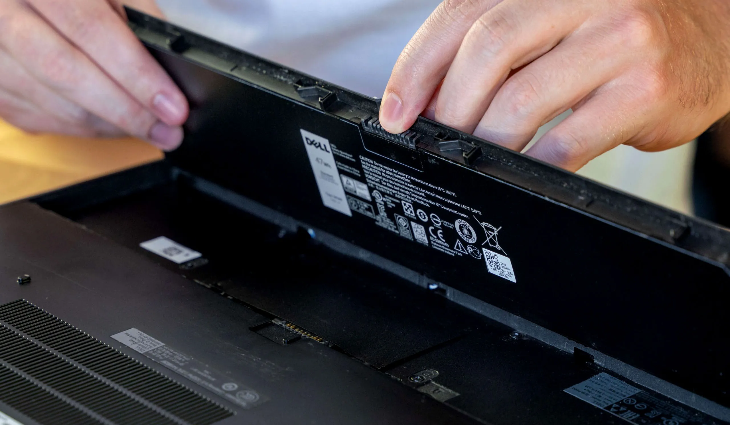 Melepas Baterai Laptop