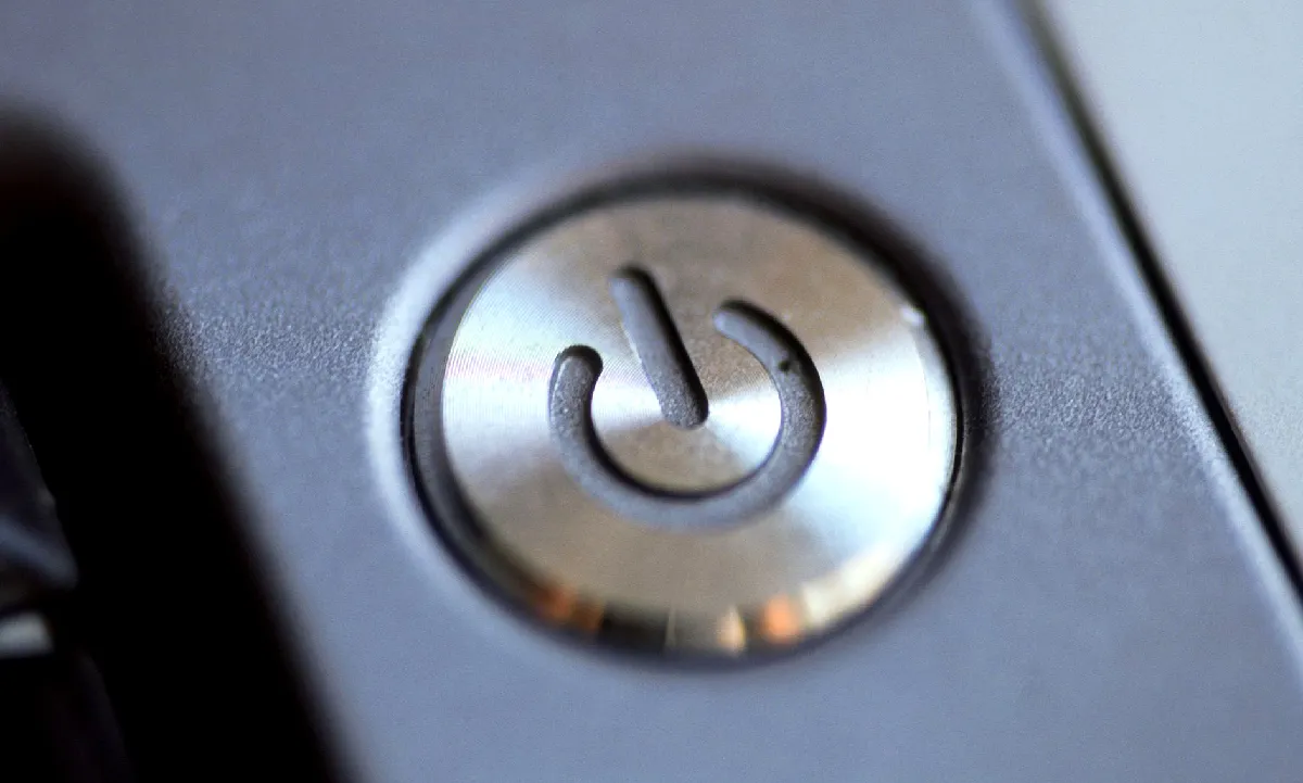 Menekan Power CPU Komputer