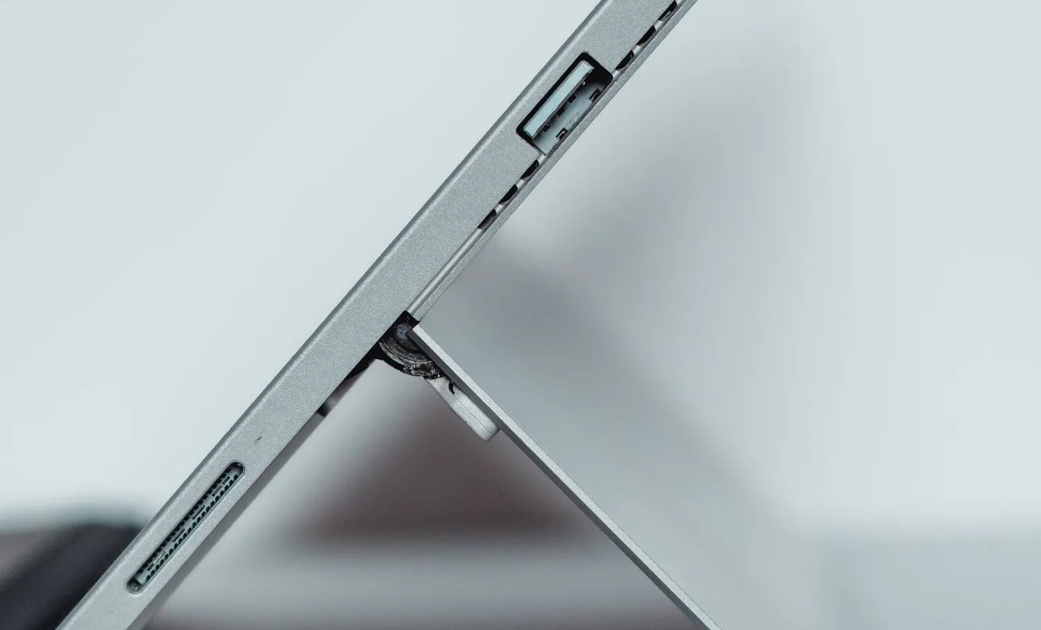 Membersihkan Port USB