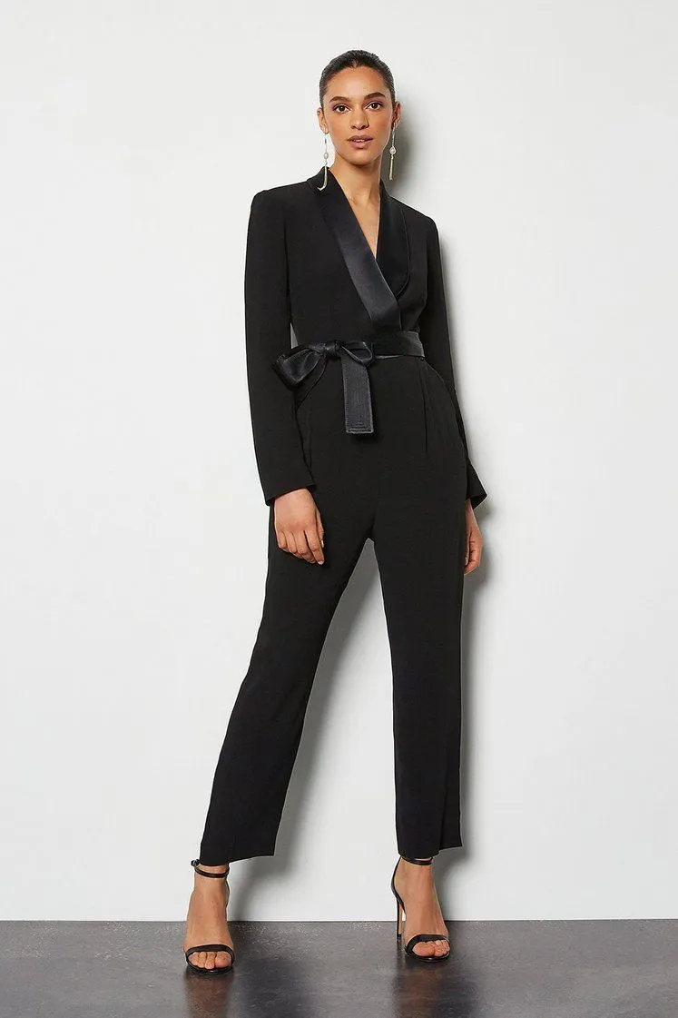 2. Jumpsuit Bergaya Tuxedo