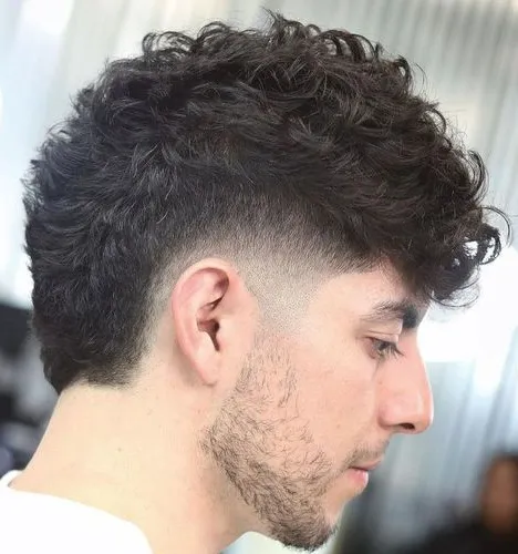 26 Undercut dengan Rambut Keriting