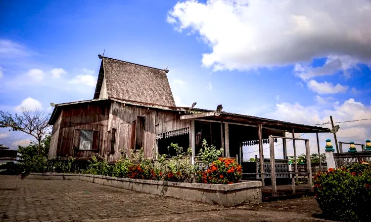 19 Rumah Bubungan Tinggi
