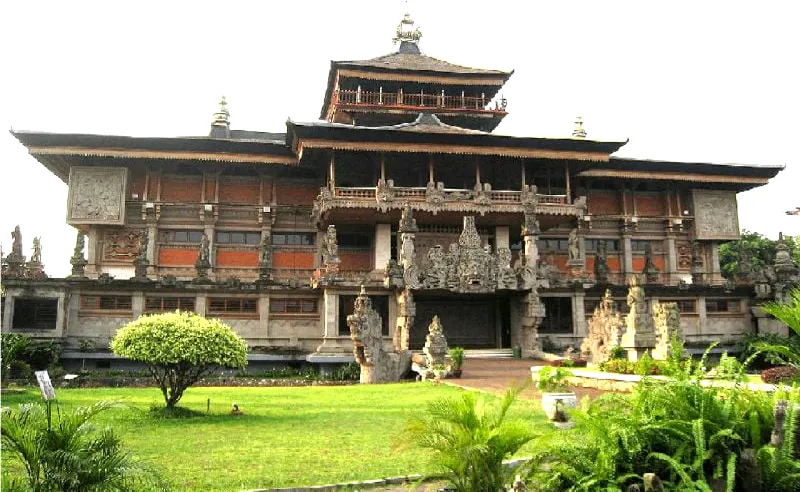 28 Rumah Gapura Candi Bentar