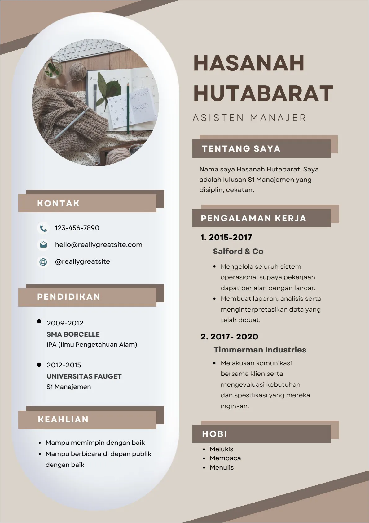 11 CV Minimalis Modern Asisten Manajer