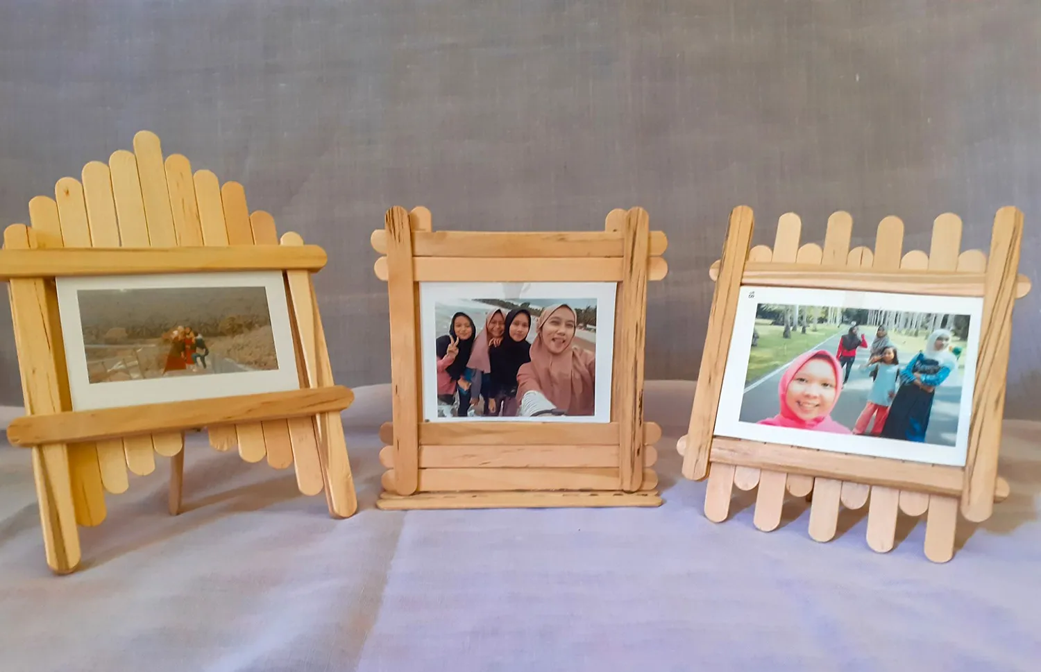 10. Bingkai foto dari stik es krim bekas