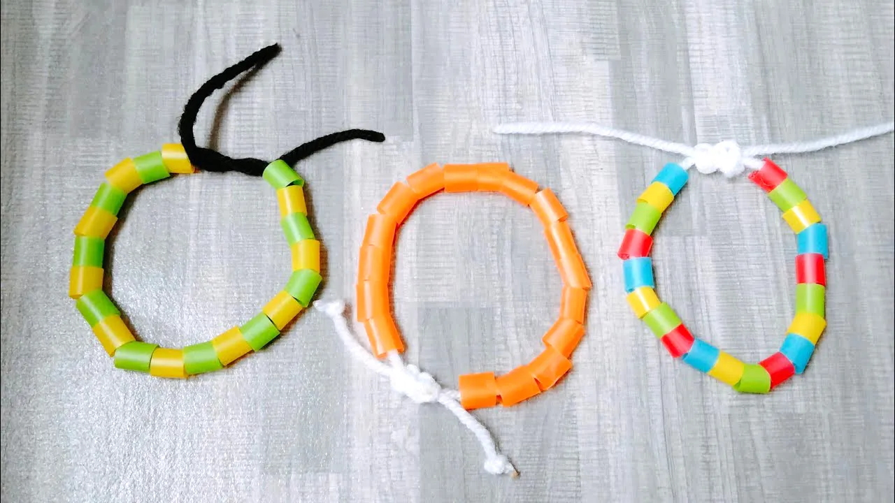 13. Membuat gelang dari sedotan bekas