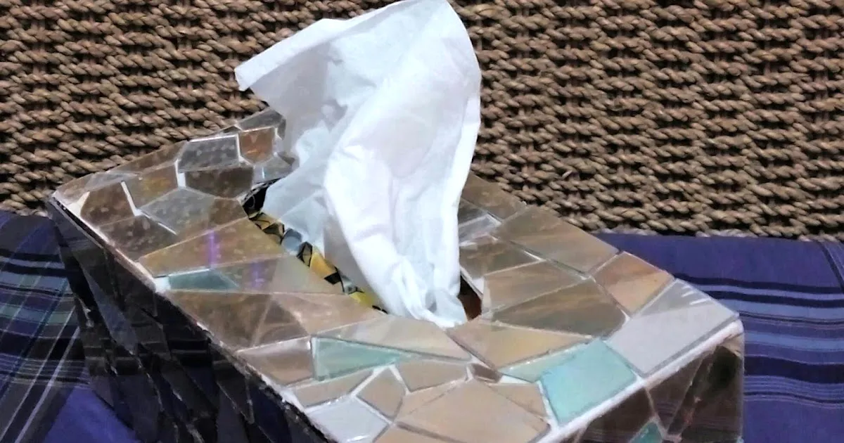 18. Tempat tisu dari CD bekas