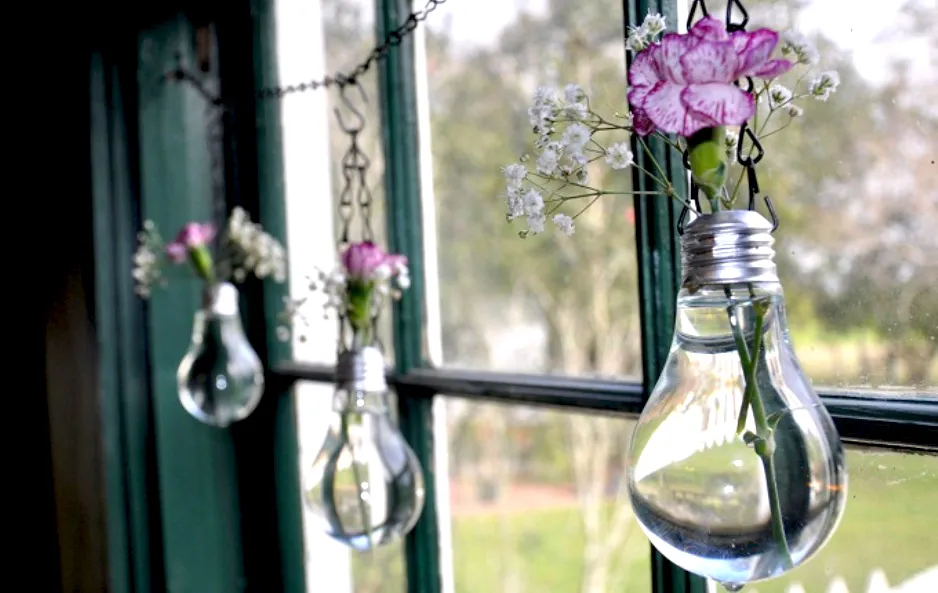 6. Vas bunga dari bohlam bekas