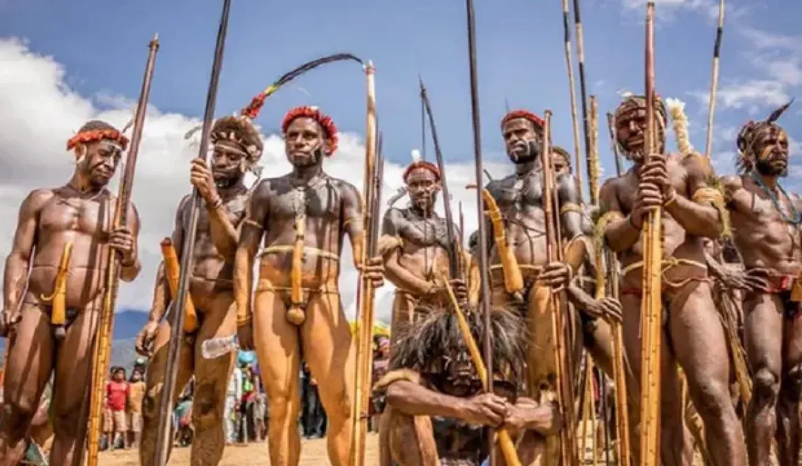 1. Pakaian Adat Papua Koteka