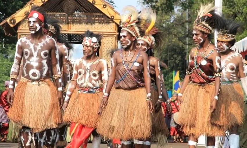 3. Pakaian Adat Papua Rok Rumbai