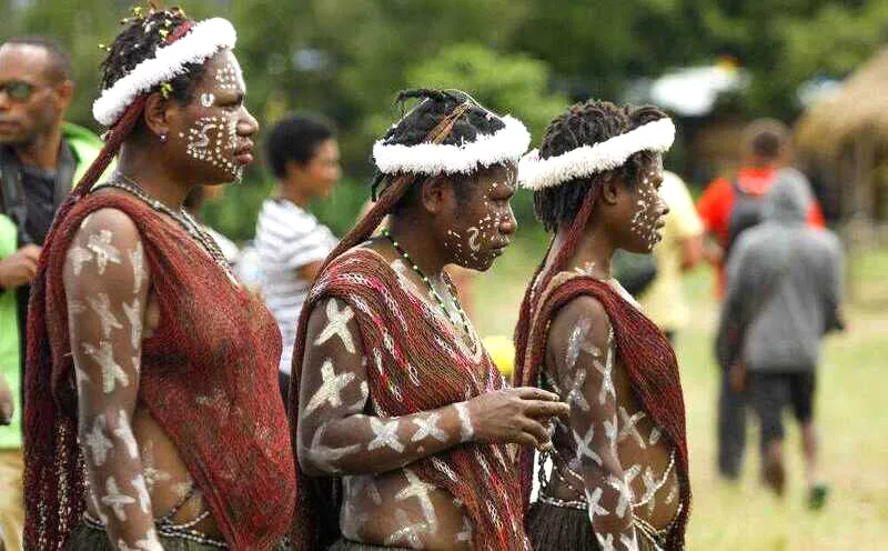 5. Pakaian Adat Papua Yokal