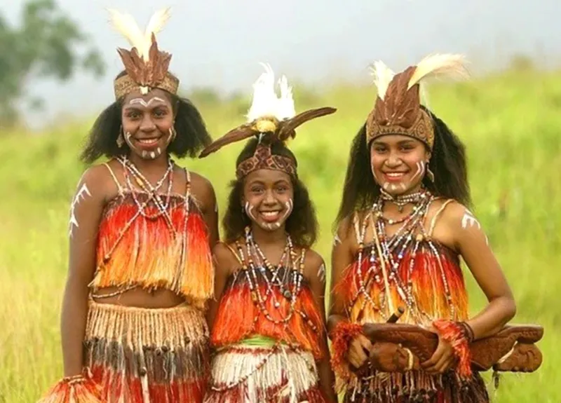 6. Pakaian Adat Papua Kain Rumput