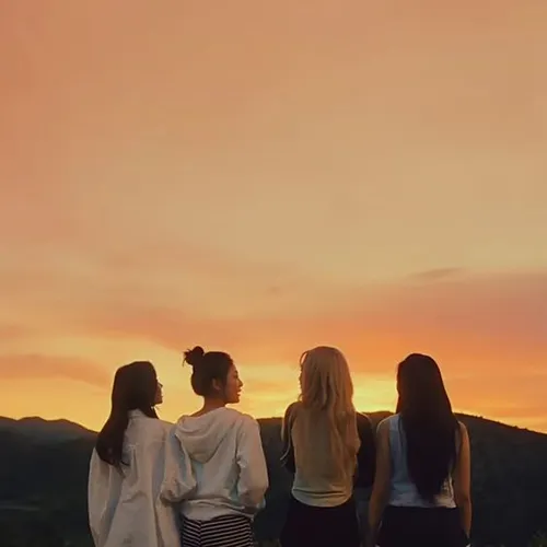 Gambar 02. PP (Foto Profil) Grup Aesthetic sunset moment berempat