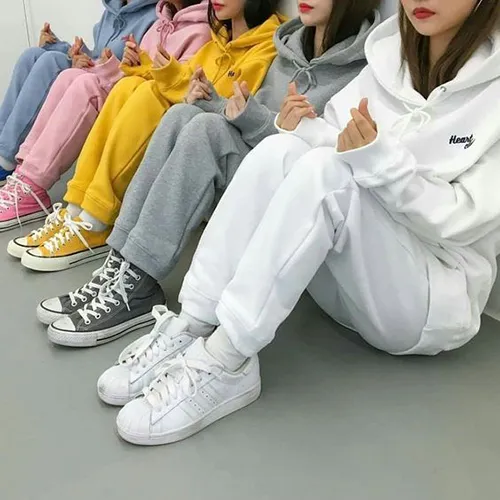 Gambar 12. PP (Foto Profil) Grup Gokil duduk membentuk love sign