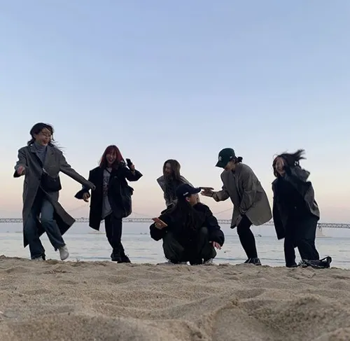 Gambar 13. PP (Foto Profil) Grup Aesthetic berlarian di tepi pantai