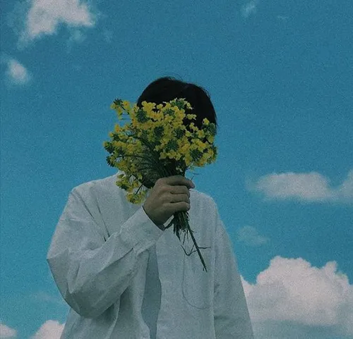 Gambar 14. PP WA Sendiri Aesthetic cowok memegang bunga