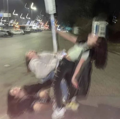 Gambar 15. PP (Foto Profil) Grup Gokil pose dengan tiang