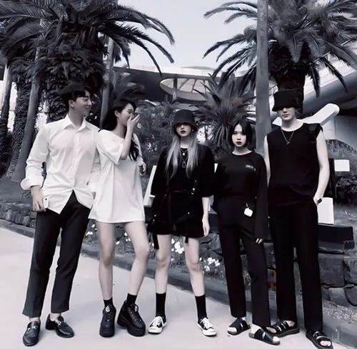 Gambar 17. PP (Foto Profil) Grup Keren black and white