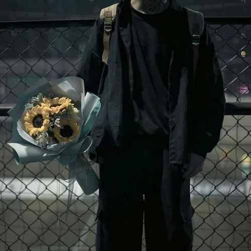 Gambar 17. PP WA Sendiri Aesthetic cowok membawa bouquet bunga