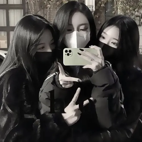 Gambar 24. PP (Foto Profil) Grup Keren mirror selfie dark