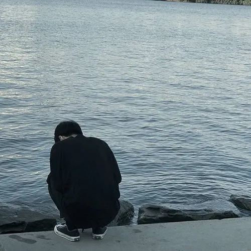 Gambar 25. PP WA Sendiri Aesthetic cowok berjongkok pinggir laut