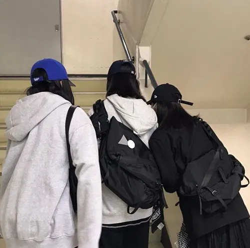 Gambar 28. PP (Foto Profil) Grup Keren membelakangi kamera