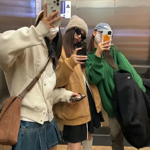 Gambar 29. PP (Foto Profil) Grup Keren mirror selfie dalam lift