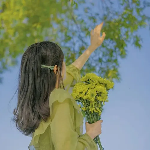 Gambar 02. PP WA Aesthetic cewek menggapai bunga