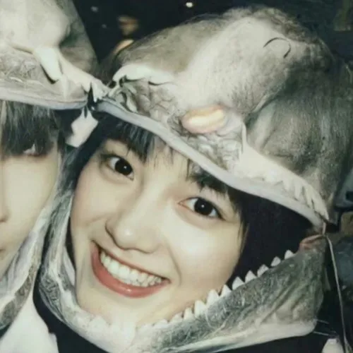 Gambar 08. PP WA Korea Couple Terpisah Selfie Topi Dino (Cewek)