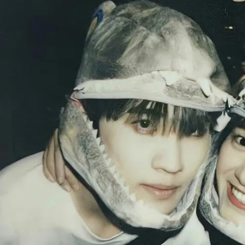 Gambar 08. PP WA Korea Couple Terpisah Selfie Topi Dino (Cowok)