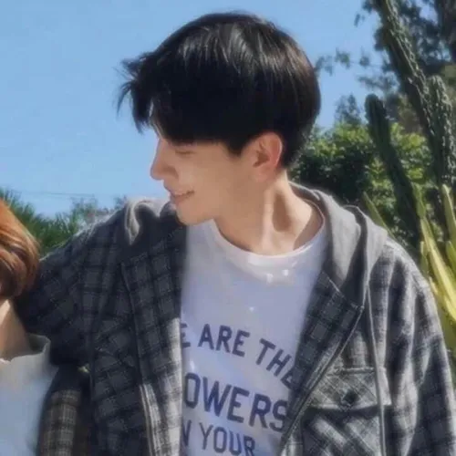 Gambar 11. PP WA Korea Couple Terpisah Pinggir Pantai (Cowok)