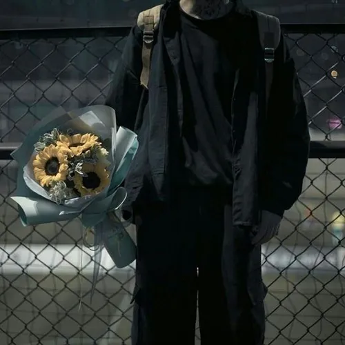 Gambar 17. PP WA Aesthetic cowok membawa bouquet bunga