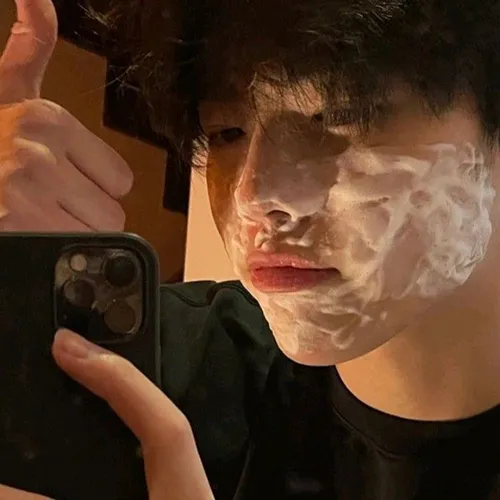 Gambar 23. PP WA Korea Lucu Cowok Mirror Selfie Cuci Muka