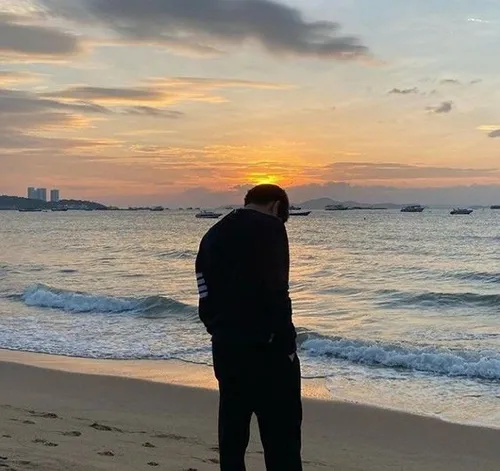 Gambar 26. PP WA Aesthetic cowok senja di pantai