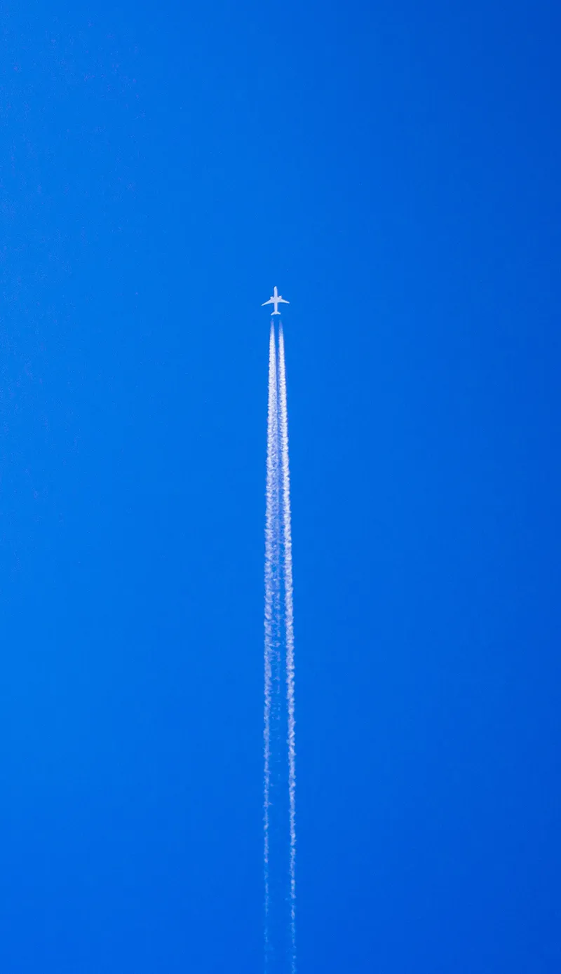 Gambar 04. Pesawat dan Jejak Awannya