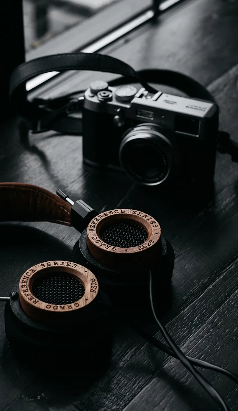 Gambar 13. Headphone dan Kamera