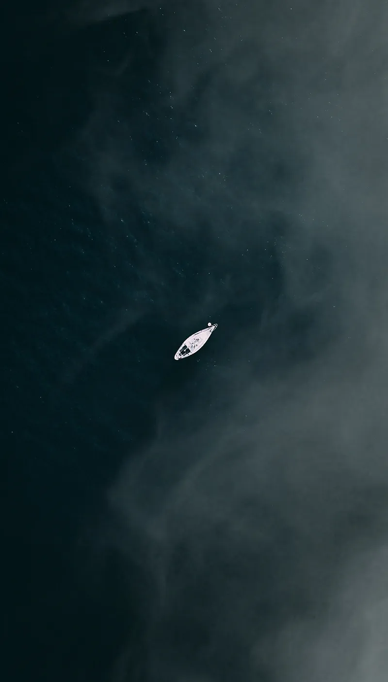 Gambar 26. Perahu di Tengah Danau