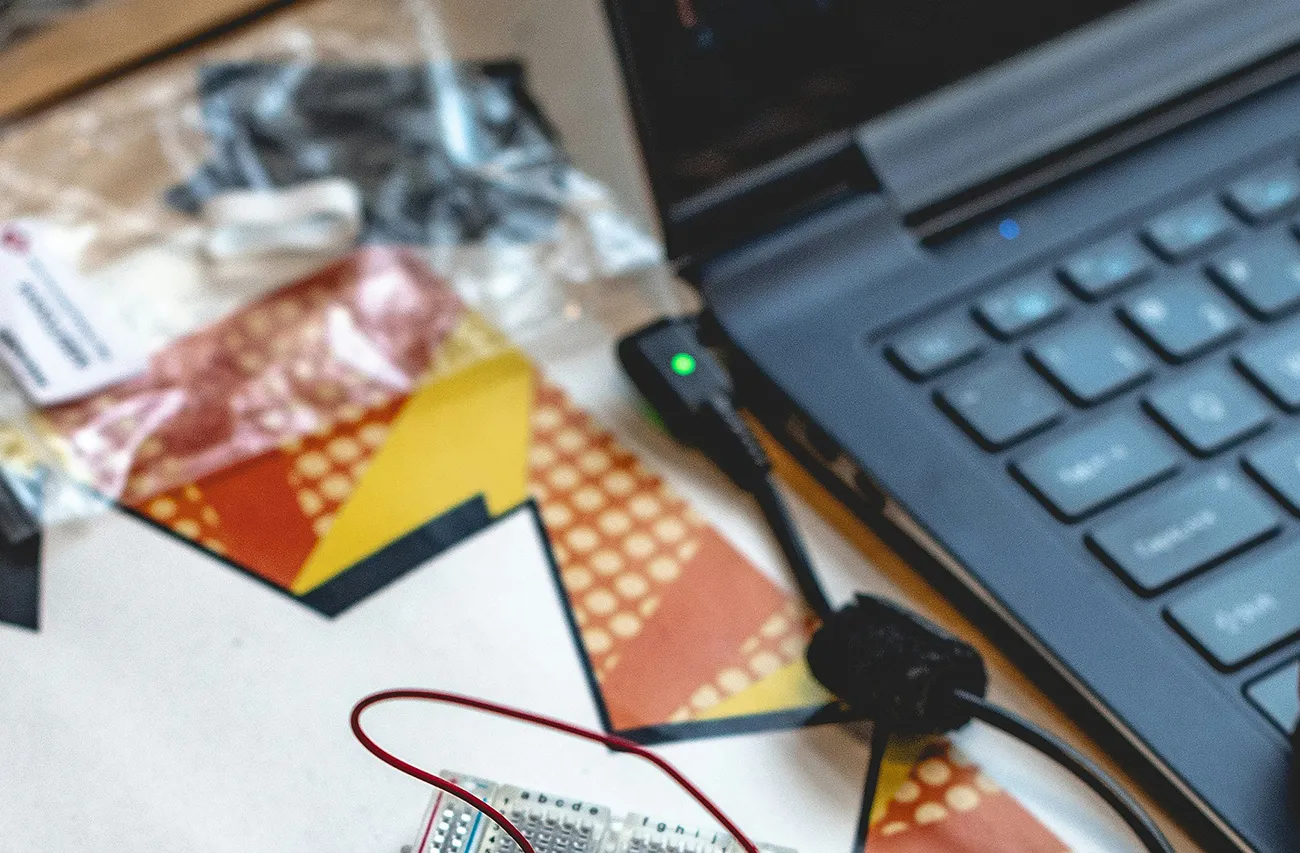 4. Mengatasi Laptop Mati Dengan Hard Restart - Unsplash